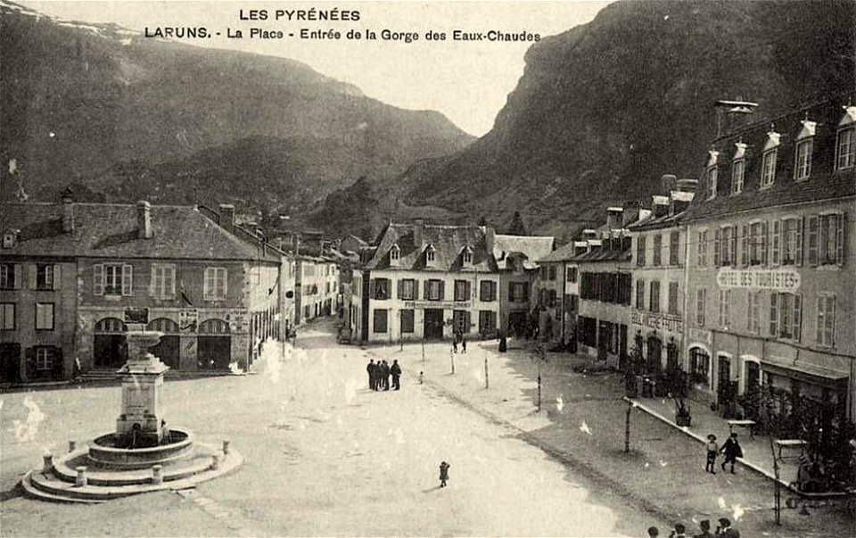 Laruns.La place.Entrée de la Gorge des Eaux-Chaudes