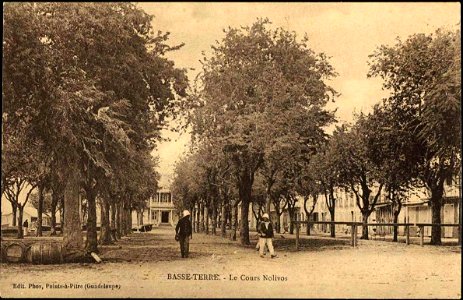 Basse-Terre.Cours Nolivos.Deux passants se croisent
