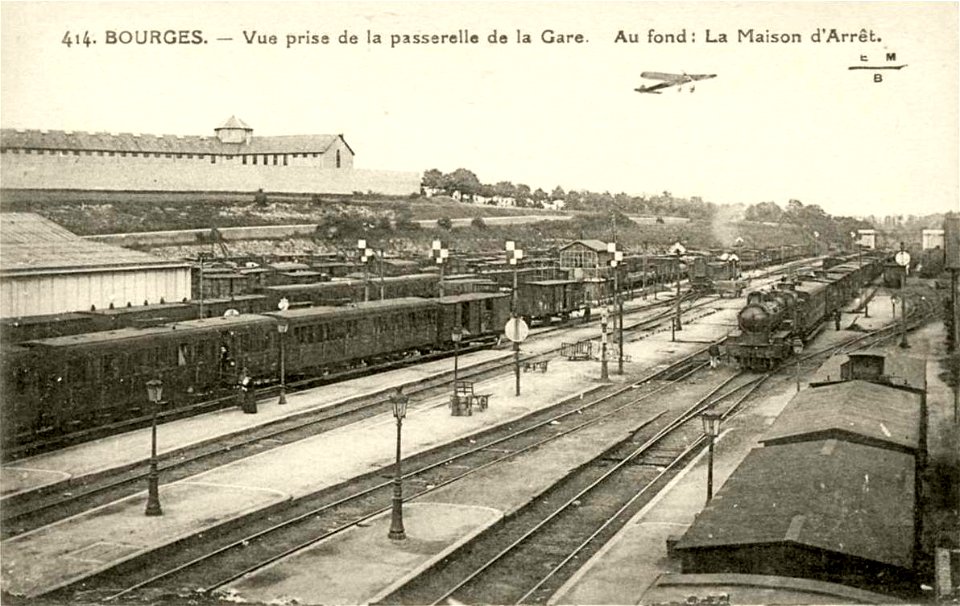 Bourges.Vue prise de la passerelle de la gare