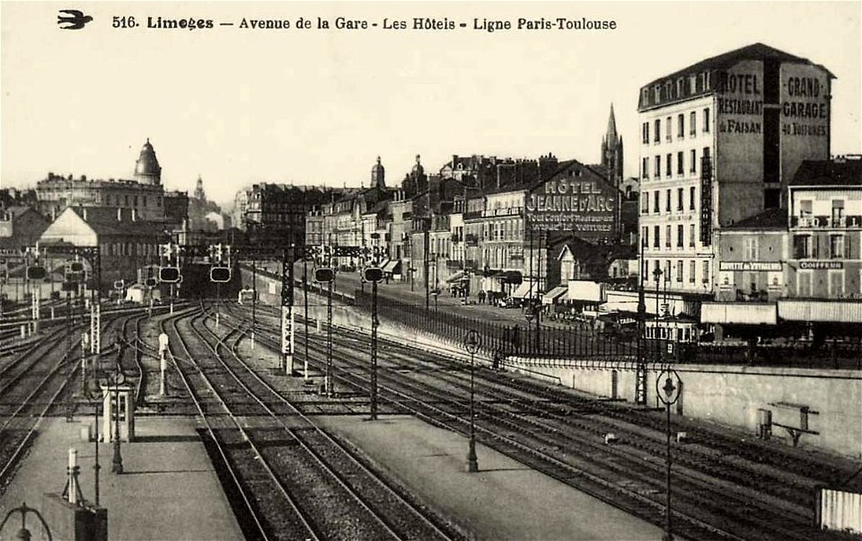 Limoges.Avenue de la Gare et les hôtels