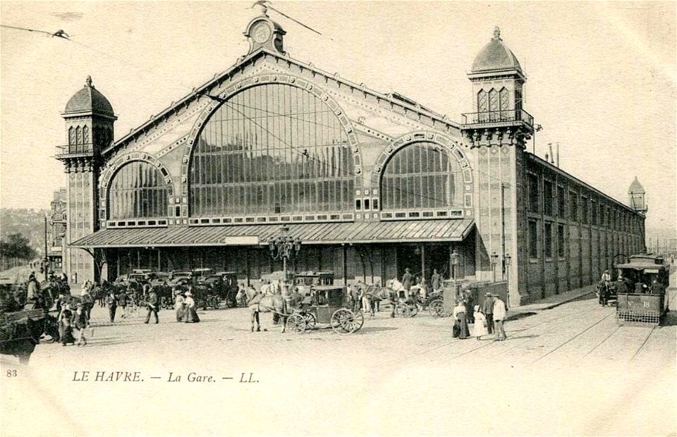 Le Havre.La gare et passants