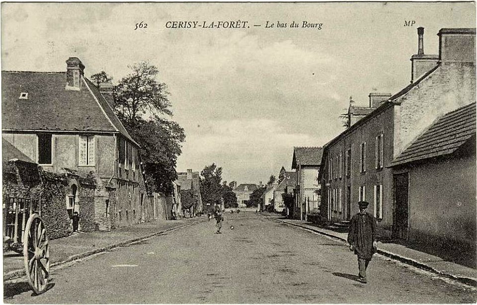 Cerisy-la-Forêt.Le bas du bourg