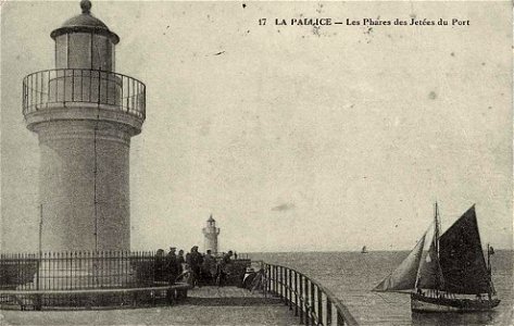 La Rochelle.Les phares des jetées du port