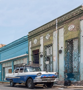 street in Maracaibo city and Ford Custom photo