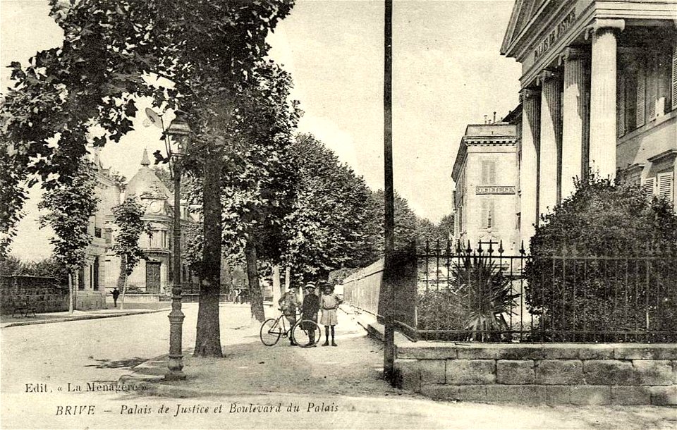 Brive-la-Gaillarde.Palais de Justice et boulevard du Palais