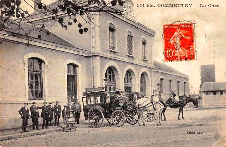 Commentry.La gare, une calèche