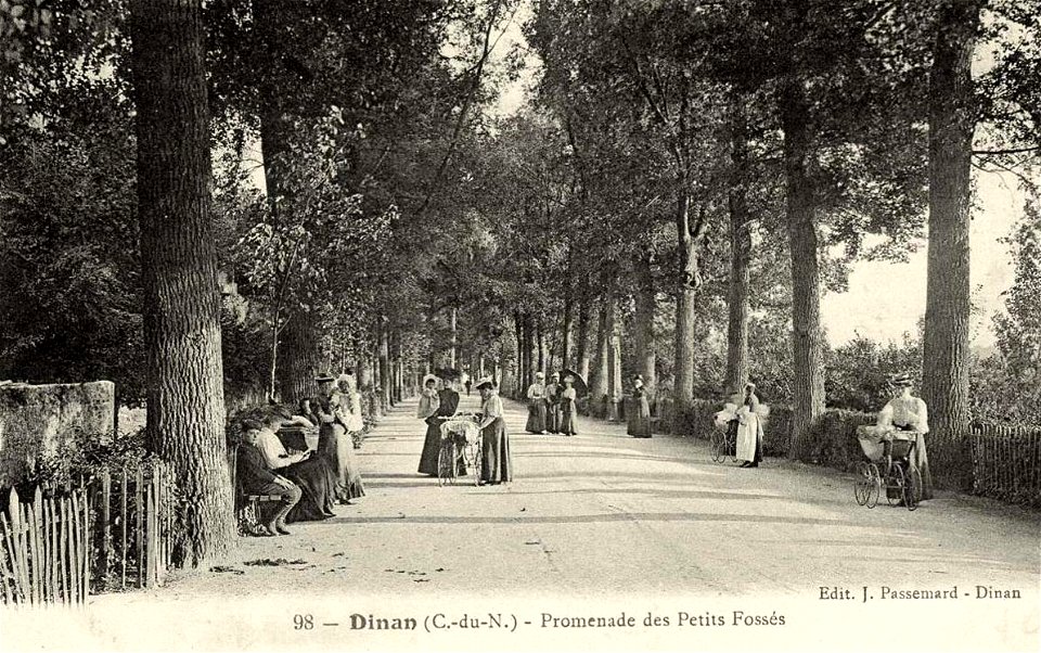 Dinan.Promenade des Petits-Fossés