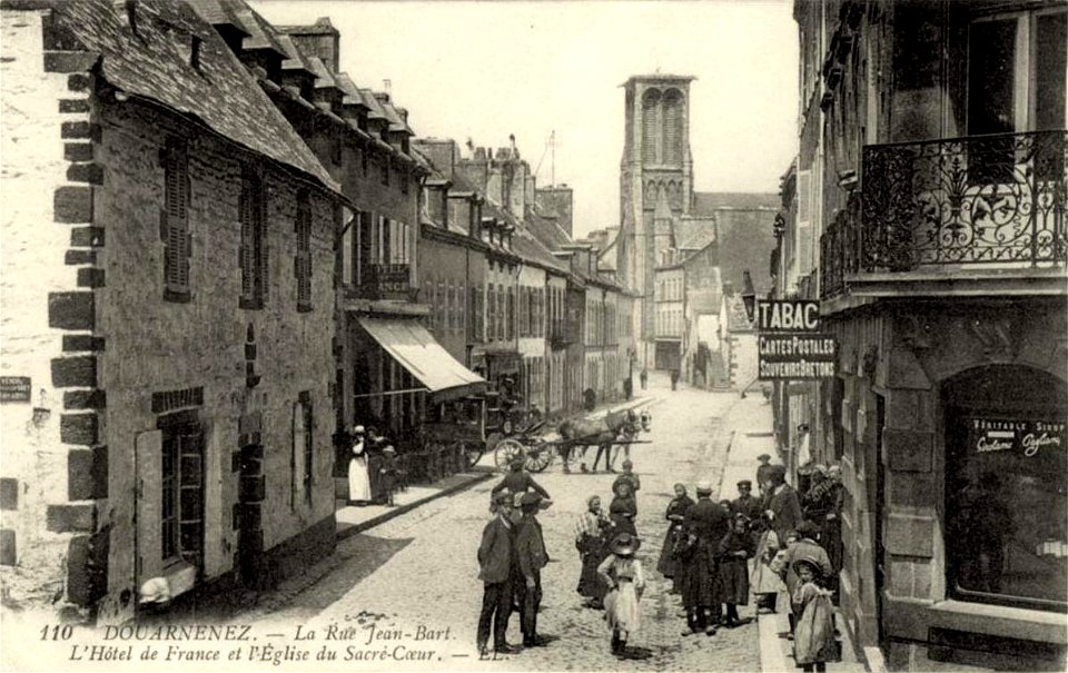 Douarnenez.Rue Jean-Bart.Hôtel de France.Église du Sacré-Cœur
