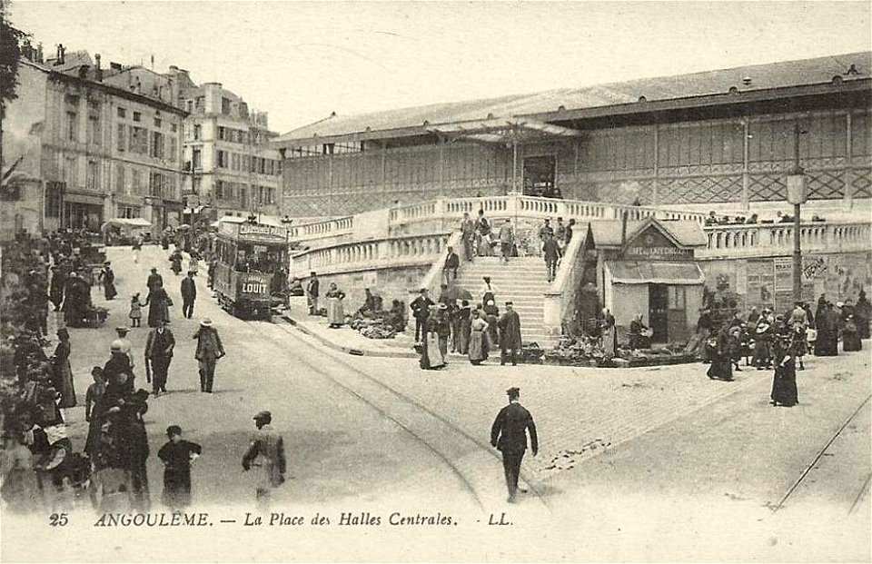 Angoulême.Place des Halles Centrales et Tramway