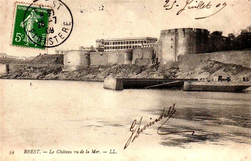 Brest.Château vu de la mer