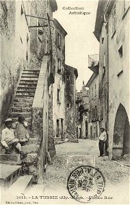 La Turbie.Vieille rue, escalier, badauds