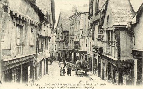 Laval.La Grande-Rue bordée de maisons du XVe