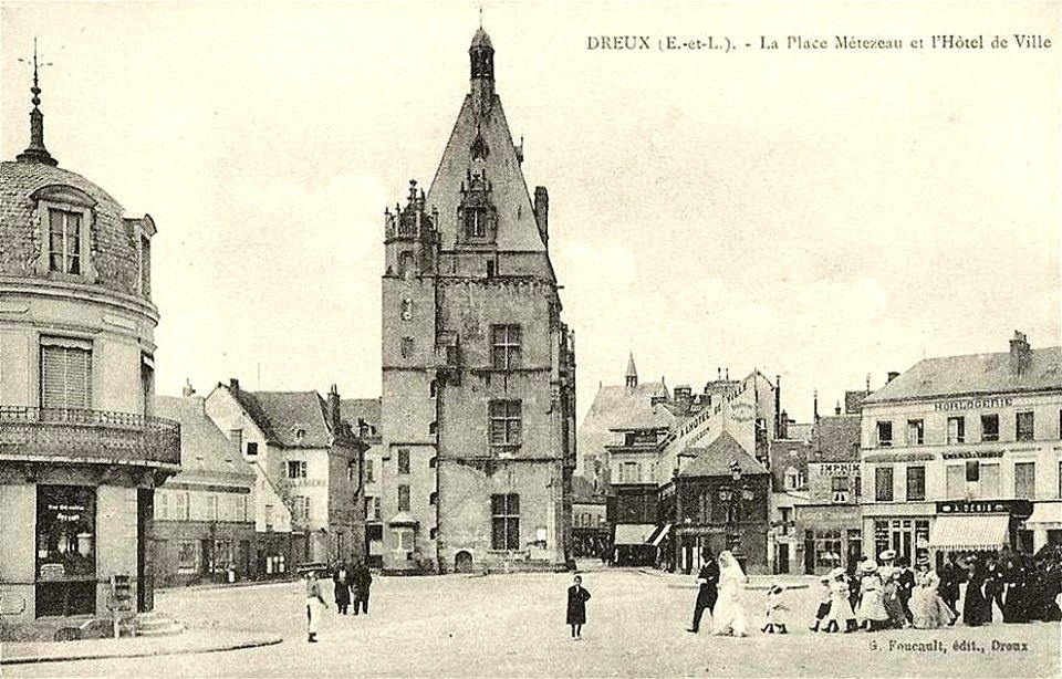 Dreux.Place Métezeau, hôtel de ville, procession nuptiale