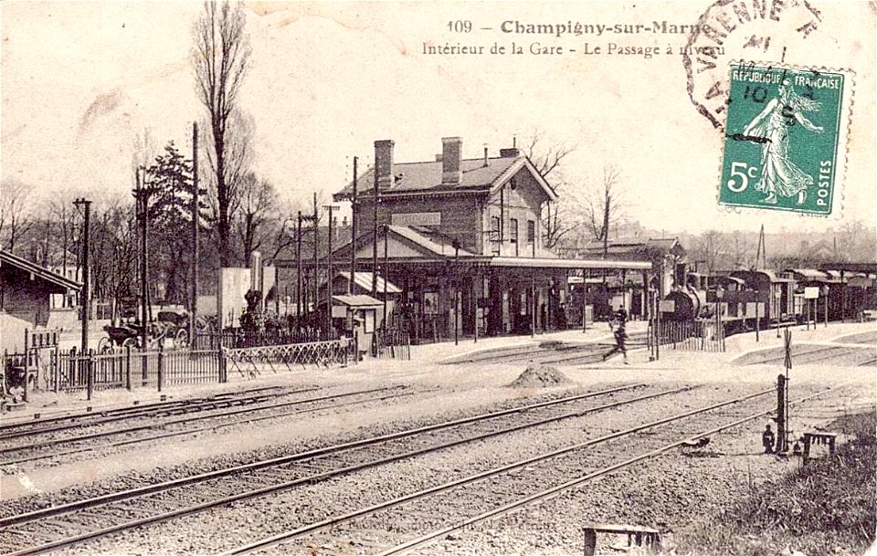 Champigny-sur-Marne.La gare et le passage à niveau