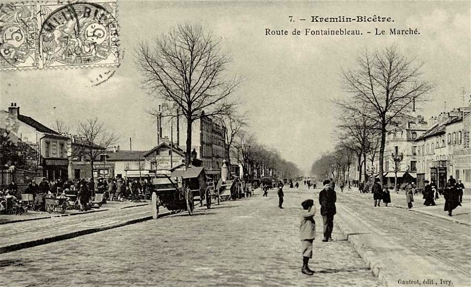 Le Kremlin-Bicêtre.Route de Fontainebleau et le marché