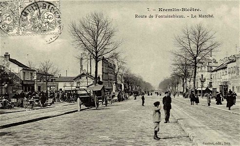 Le Kremlin-Bicêtre.Route de Fontainebleau et le marché