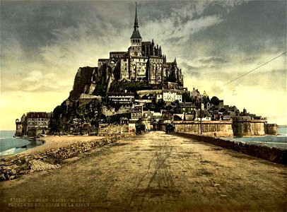Le Mont-Saint-Michel.Façade du sud prise de la digue