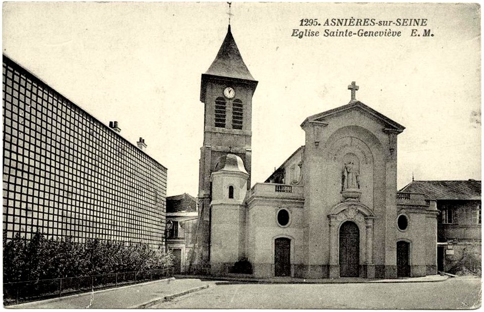 Asnières-sur-Seine.Église Sainte-Geneviève.Parvis