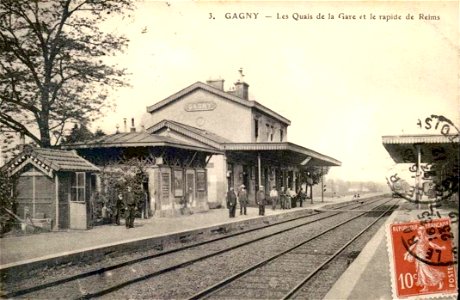 Gagny.Les quais de la gare et le rapide de Reims