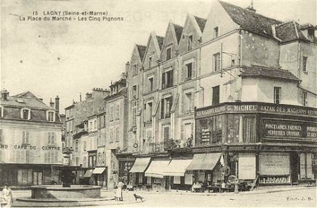 Lagny-sur-Marne.Place du marché, les Cinq-Pignons
