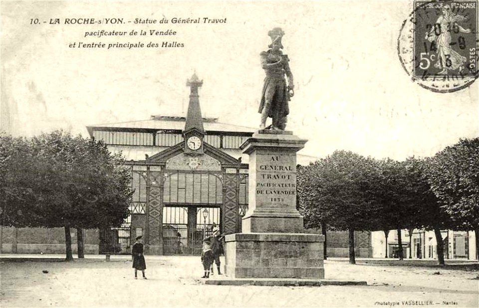 La Roche-sur-Yon.Statue du Général-Travot