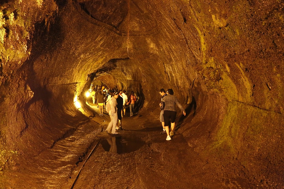 Hikers Nahuku - Thurston Lava Tube