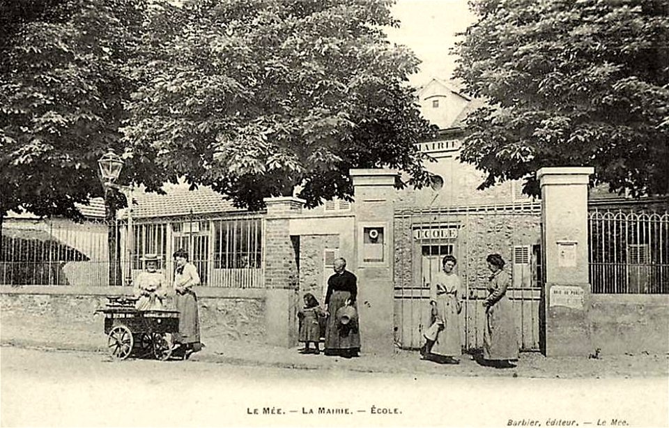 Le Mée-sur-Seine.La mairie et l'école, enfants et mères