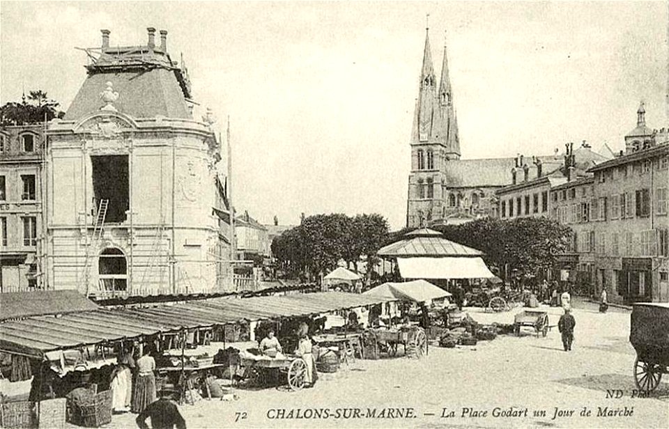 Châlons-en-Champagne.Place Godart, un jour de marché