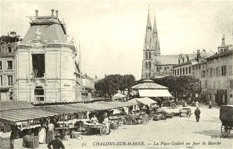 Châlons-en-Champagne.Place Godart, un jour de marché