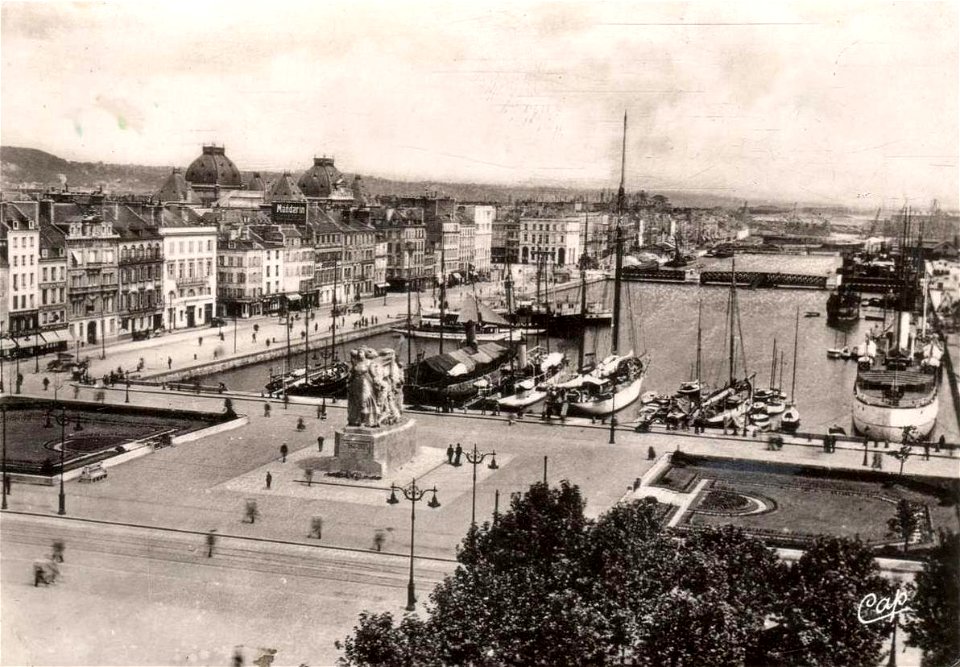 Le Havre.Place Gambetta et bassin