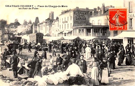 Château-Thierry.Place du Champ-de-Mars un jour de foire