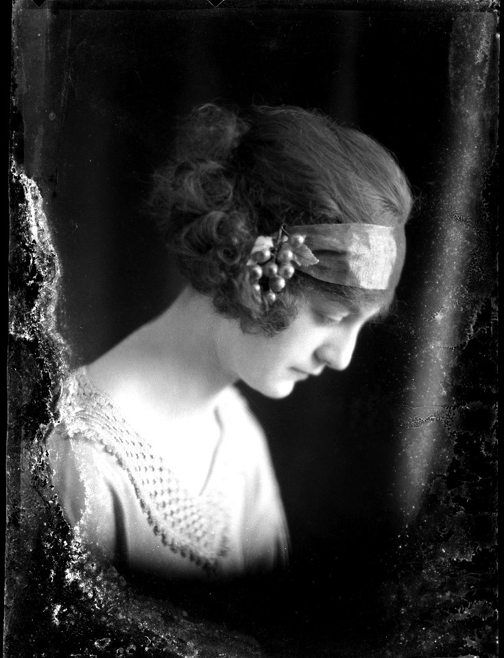 Lady with grapes, [n.d.]