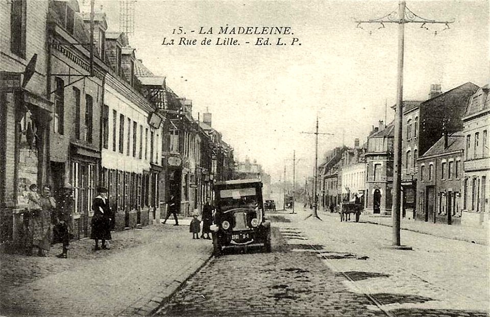 La Madeleine.Rue de Lille, une voiture