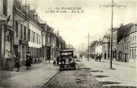 La Madeleine.Rue de Lille, une voiture