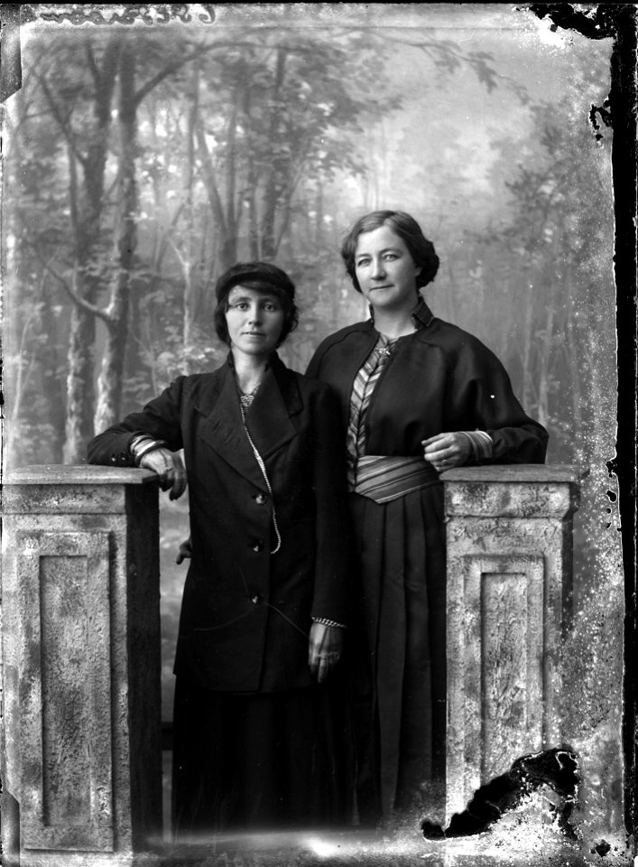 Two ladies, possibly from the Parson family, [n.d.]