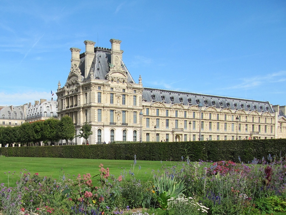 Palais du Louvre Museum photo