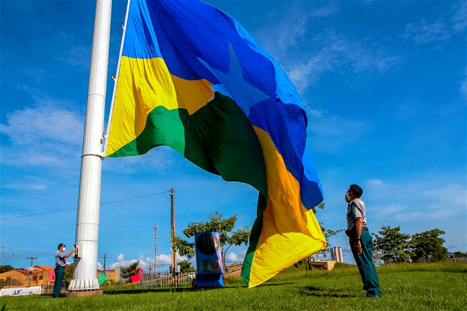 Hasteamento da Bandeira de Rondônia no Trevo do Roque_06.04.20_Foto_Daiane Mendonça (23)