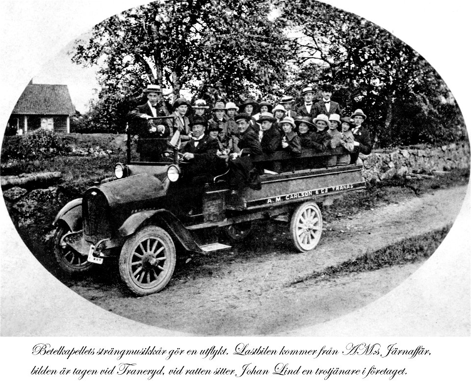 332 Betelkapellets strängmusikår gör en ytflykt, lastbilen kommer från AMs Järnaffär, vid ratten Johan Lind 1932