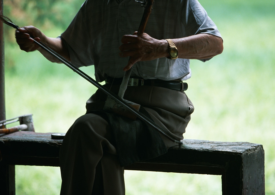 An old musician plays the erhu