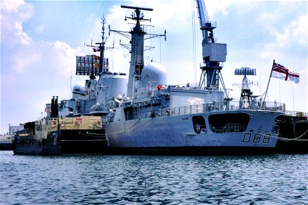 D88 HMS Glasgow 1983 photo
