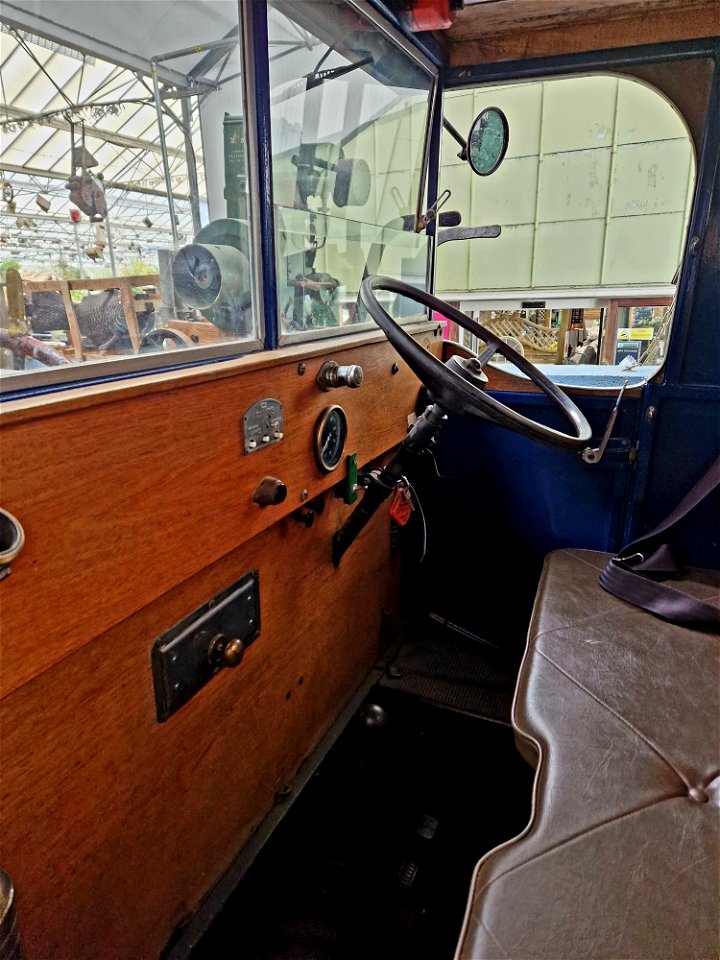 Lion Omnibus Co 1:4 Scale Miniature