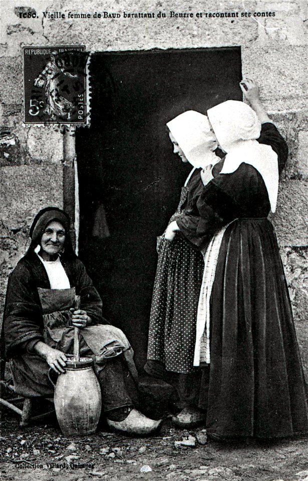 BAUD 1900 Vieille femme battant du beurre