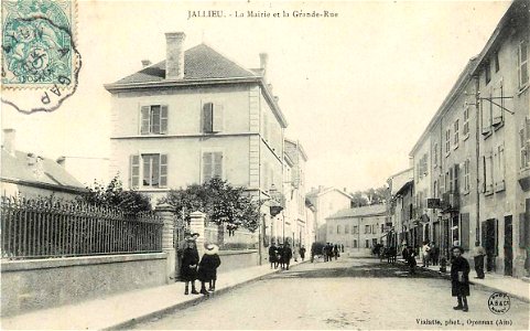 Bourgoin-Jallieu.Mairie et Grande-Rue