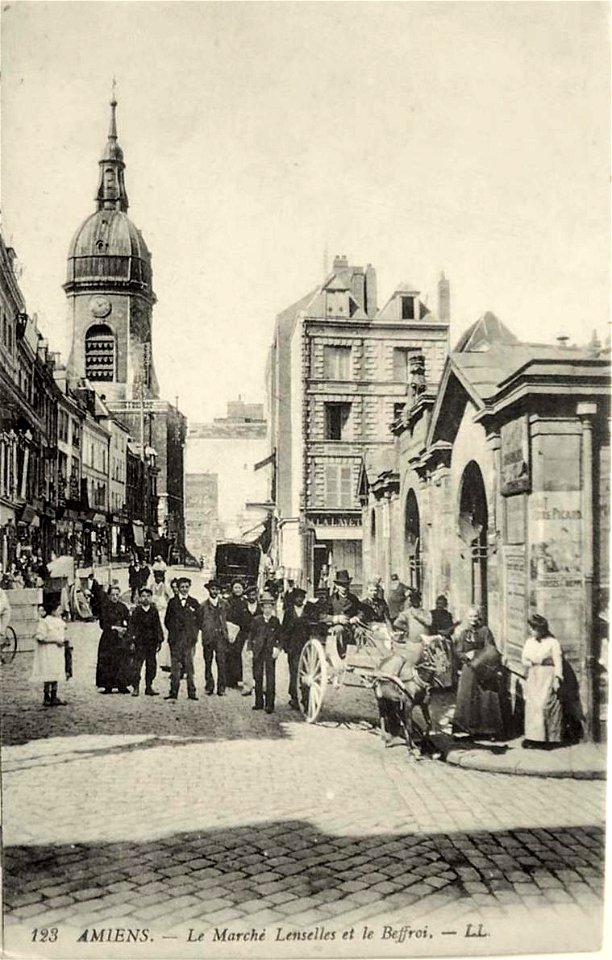 Amiens.Marché Lenselles et beffroi