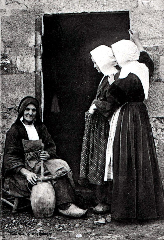 Paysanne bretonne vers 1900. Baratte à main. photo