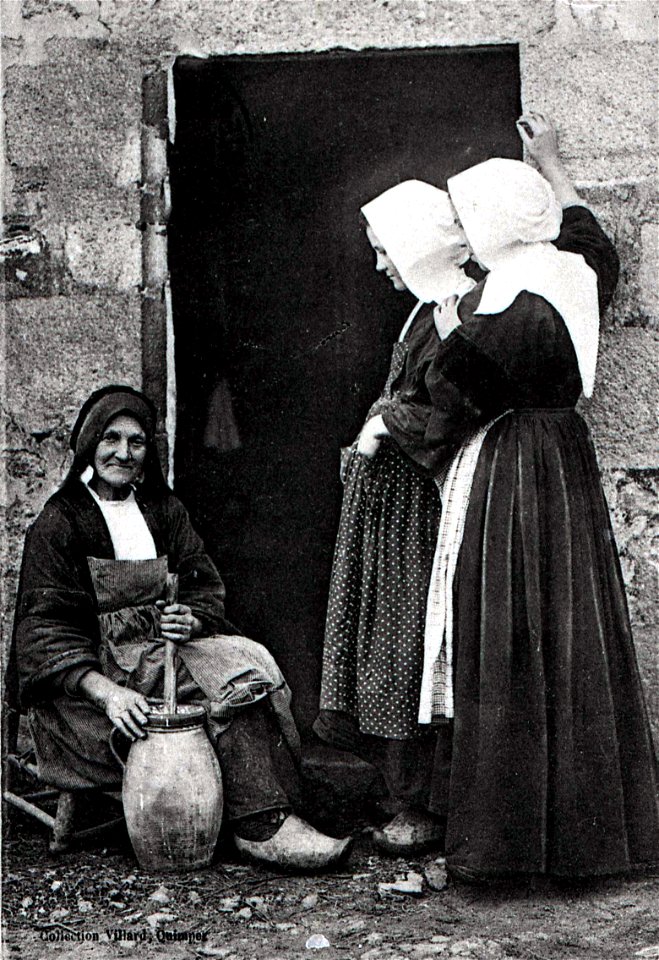 Paysanne bretonne vers 1900. Baratte à main.