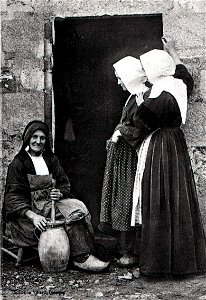 Paysanne bretonne vers 1900. Baratte à main.