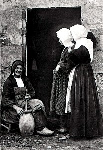 Paysanne bretonne vers 1900. Baratte à main. photo