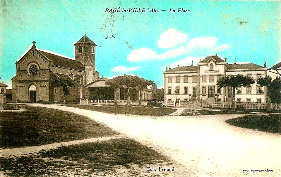 Bagé-la-Ville.La Place