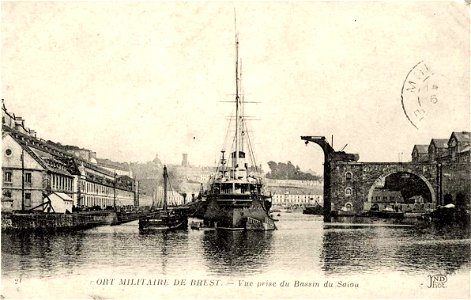 Brest.Port militaire, vue prise du bassin du Salou